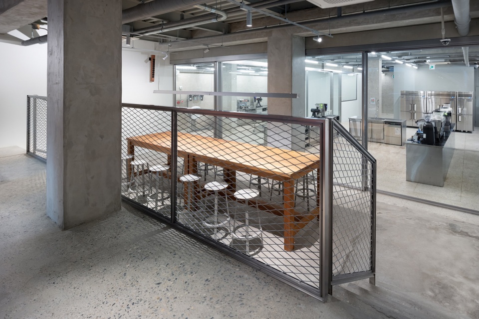 Blue Bottle Coffee Seongsu Store by Jo Nagasaka Schemata Architects