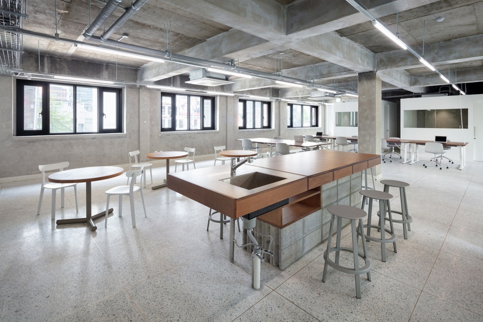 Blue Bottle Coffee Seongsu Store by Jo Nagasaka Schemata Architects