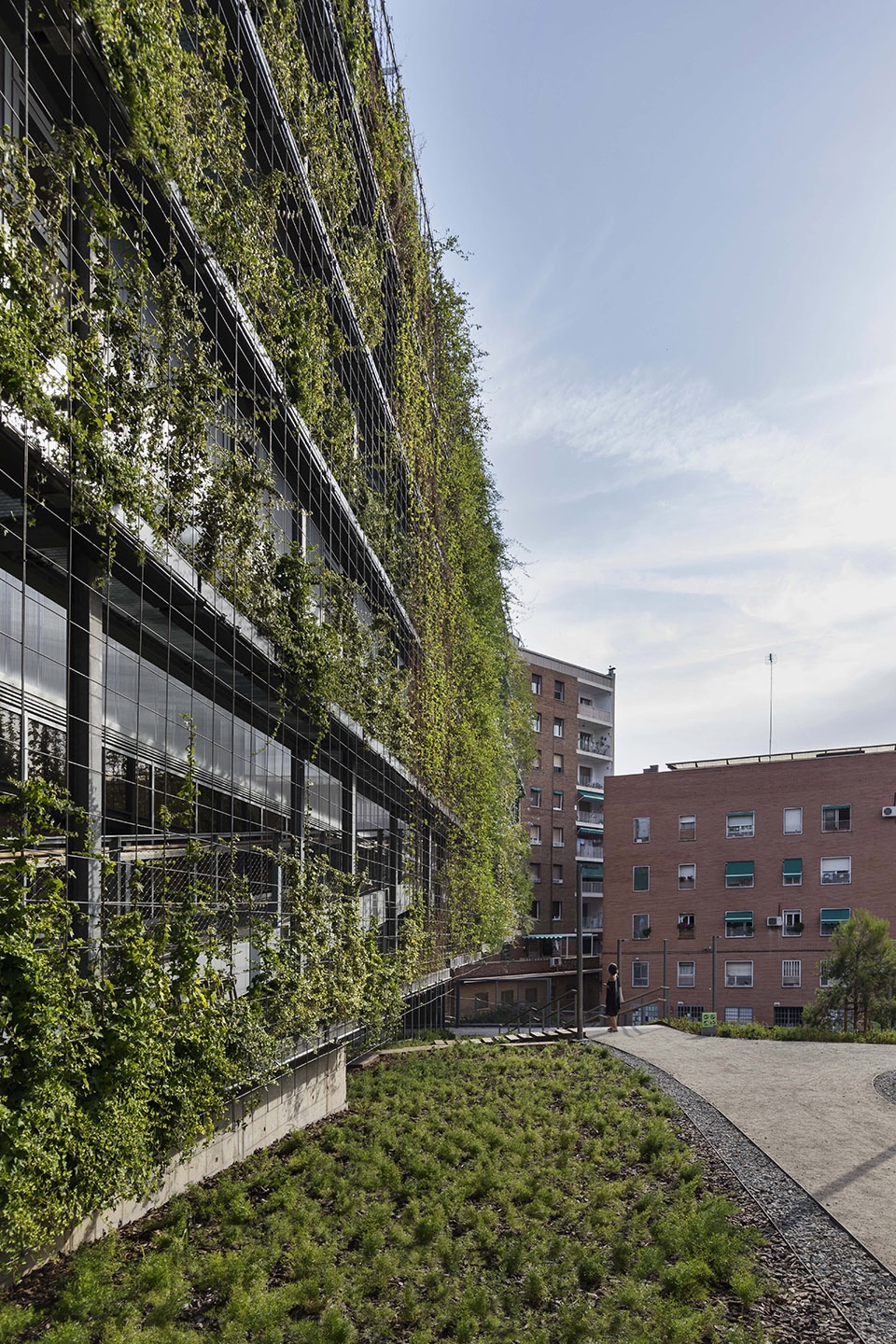 turo de la peira sports center by anna noguera arquitectura