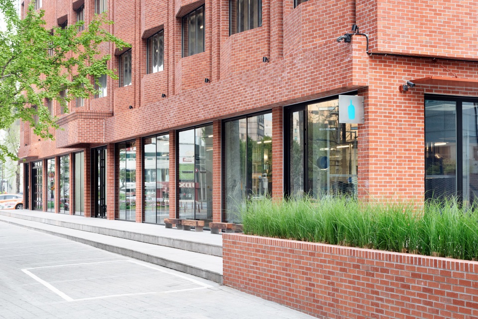 Blue Bottle Coffee Seongsu Store by Jo Nagasaka Schemata Architects