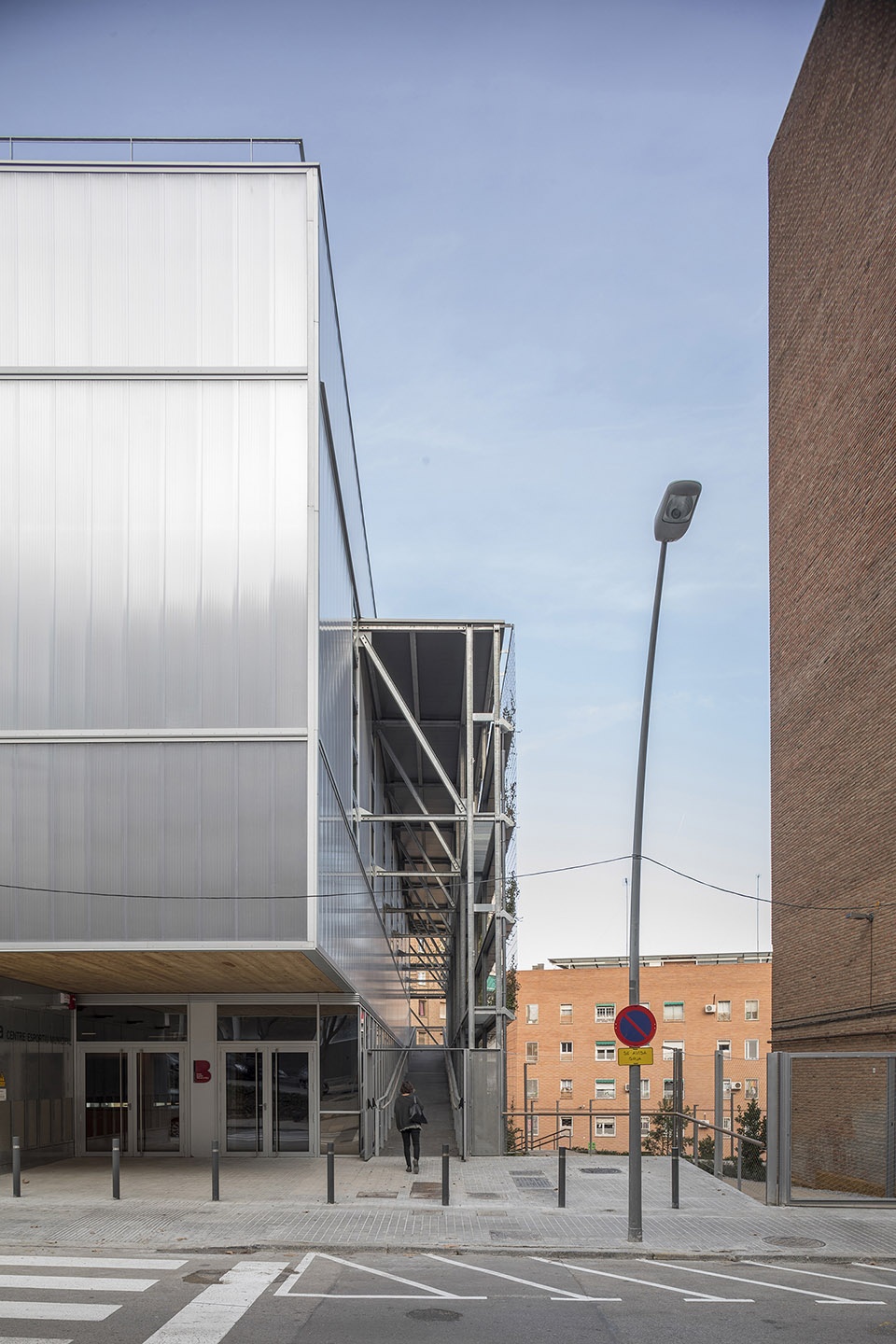 turo de la peira sports center by anna noguera arquitectura