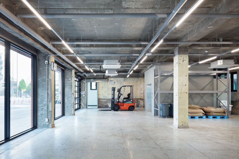 Blue Bottle Coffee Seongsu Store by Jo Nagasaka Schemata Architects