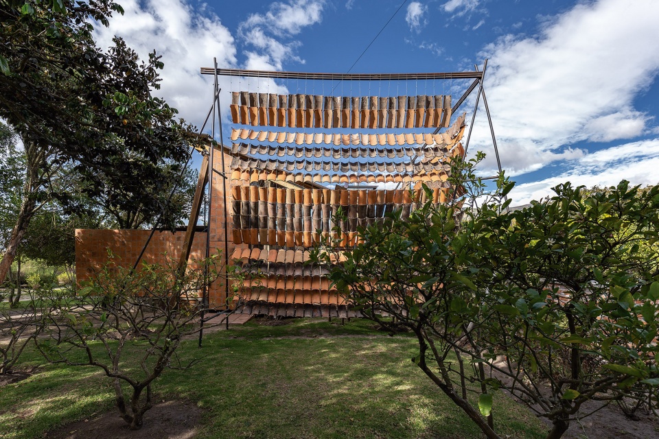 house of flying tiles by daniel moreno flores