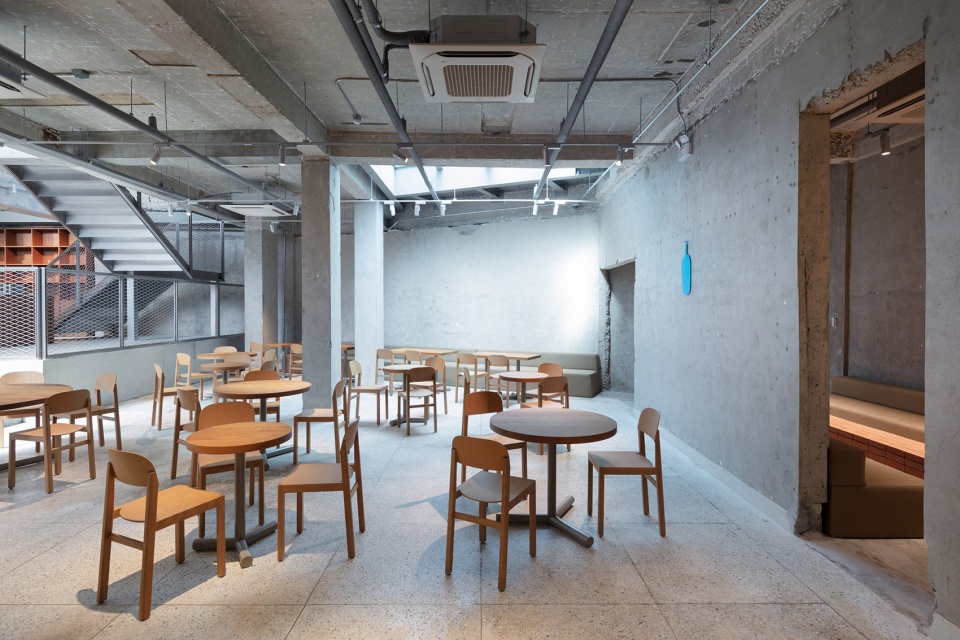 Blue Bottle Coffee Seongsu Store by Jo Nagasaka Schemata Architects