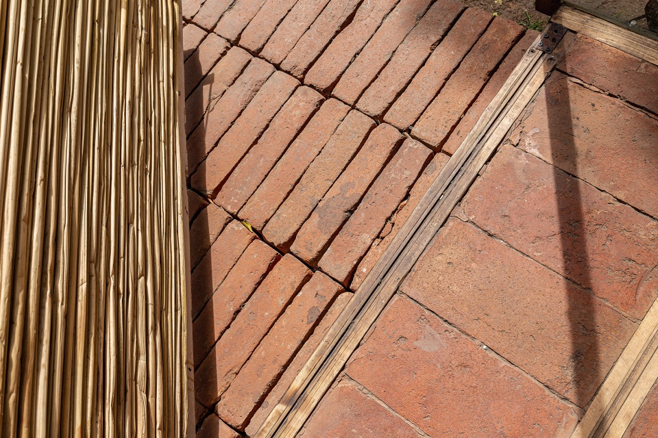house of flying tiles by daniel moreno flores