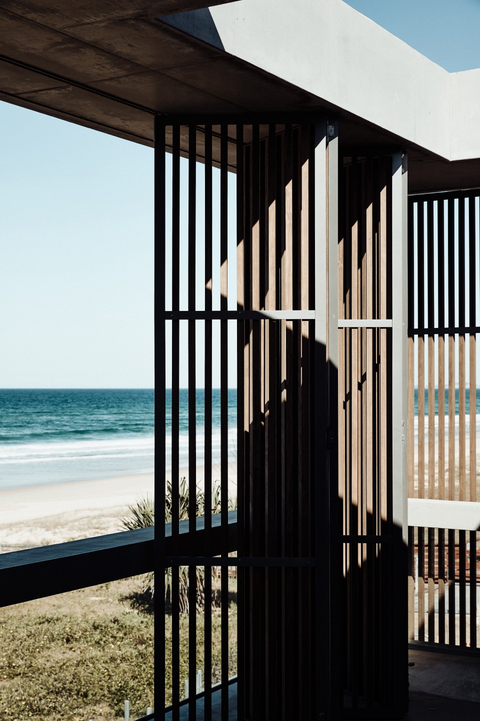 mermaid beach residence by b e architecture
