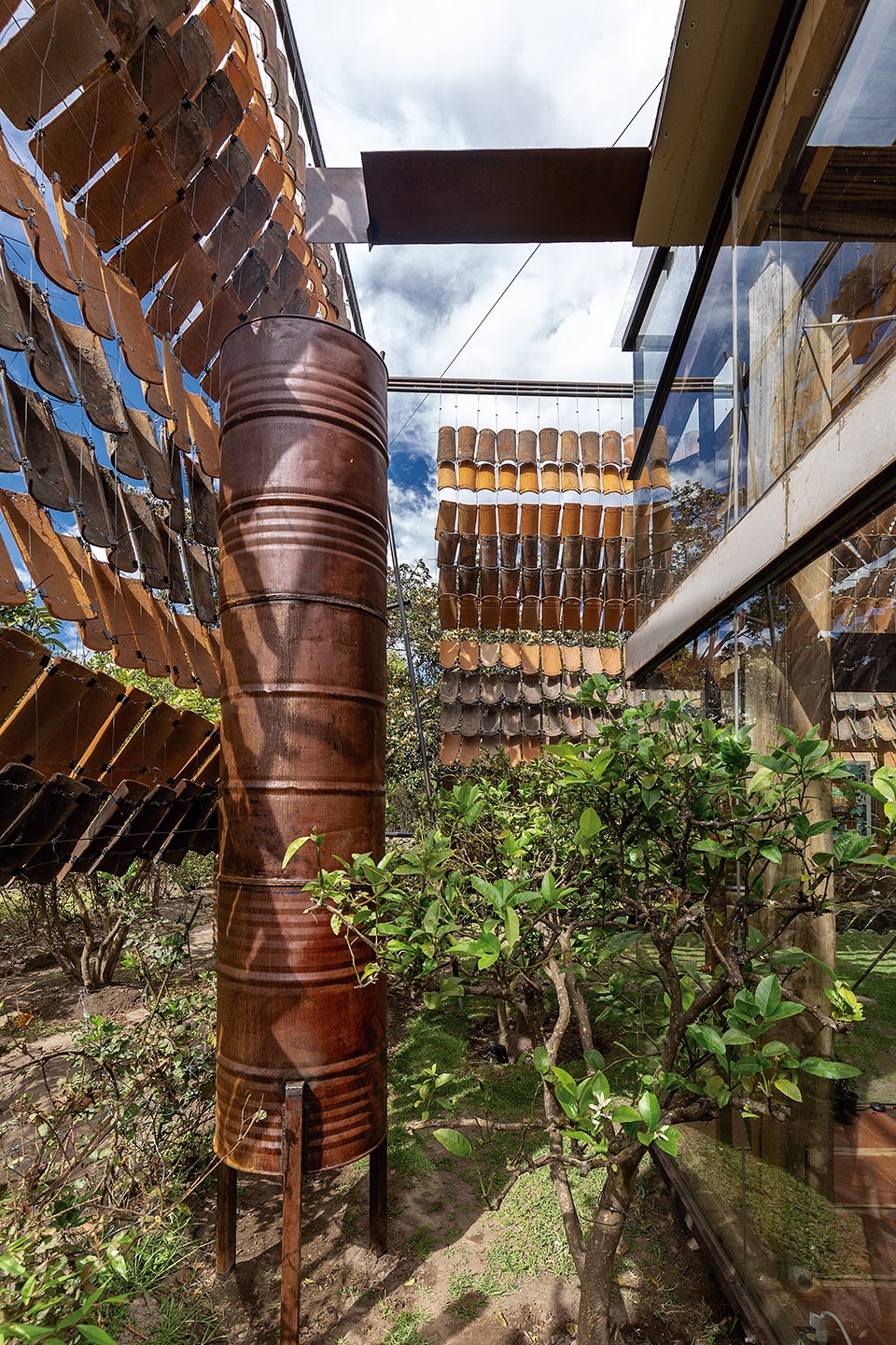 house of flying tiles by daniel moreno flores