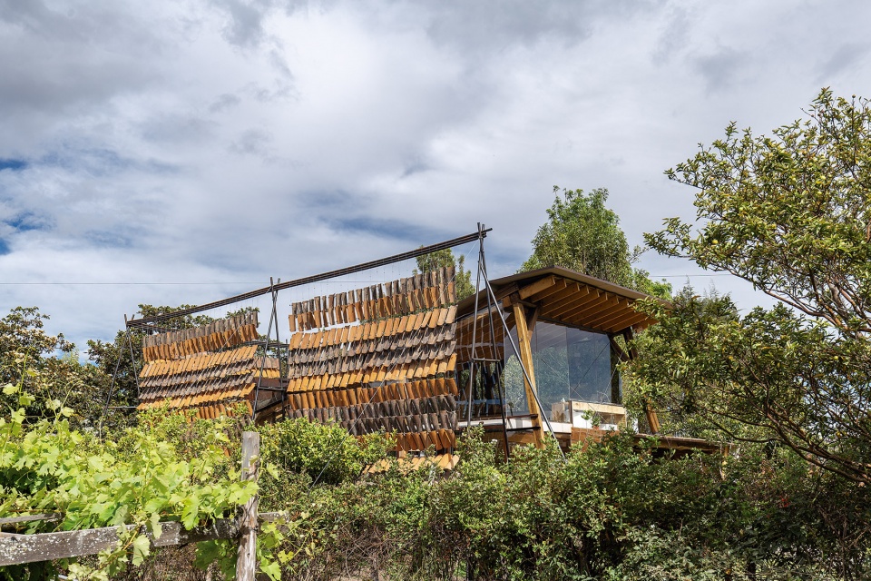 house of flying tiles by daniel moreno flores