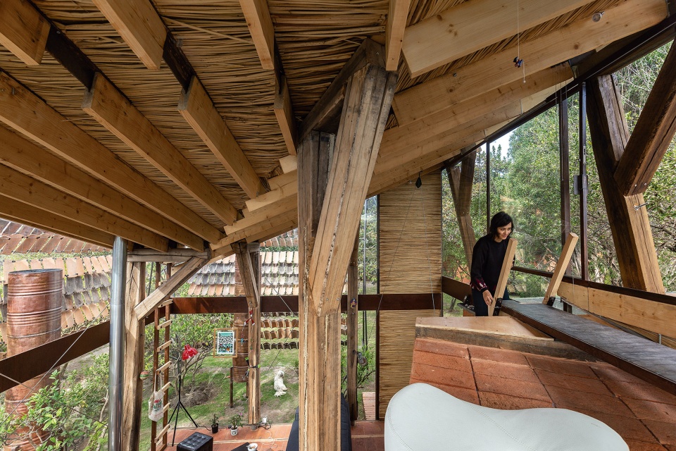 house of flying tiles by daniel moreno flores