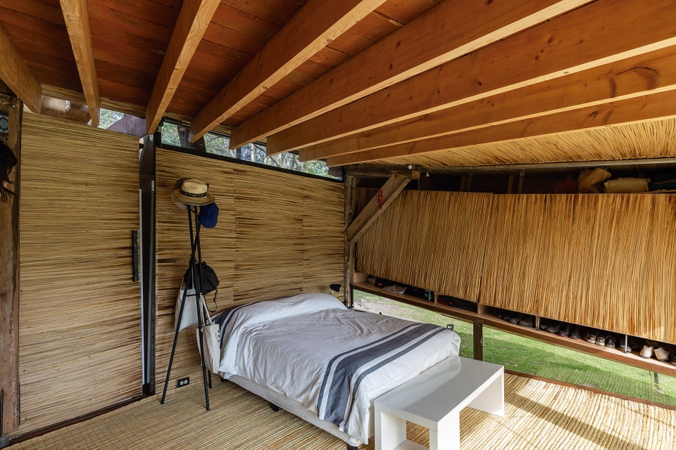 house of flying tiles by daniel moreno flores