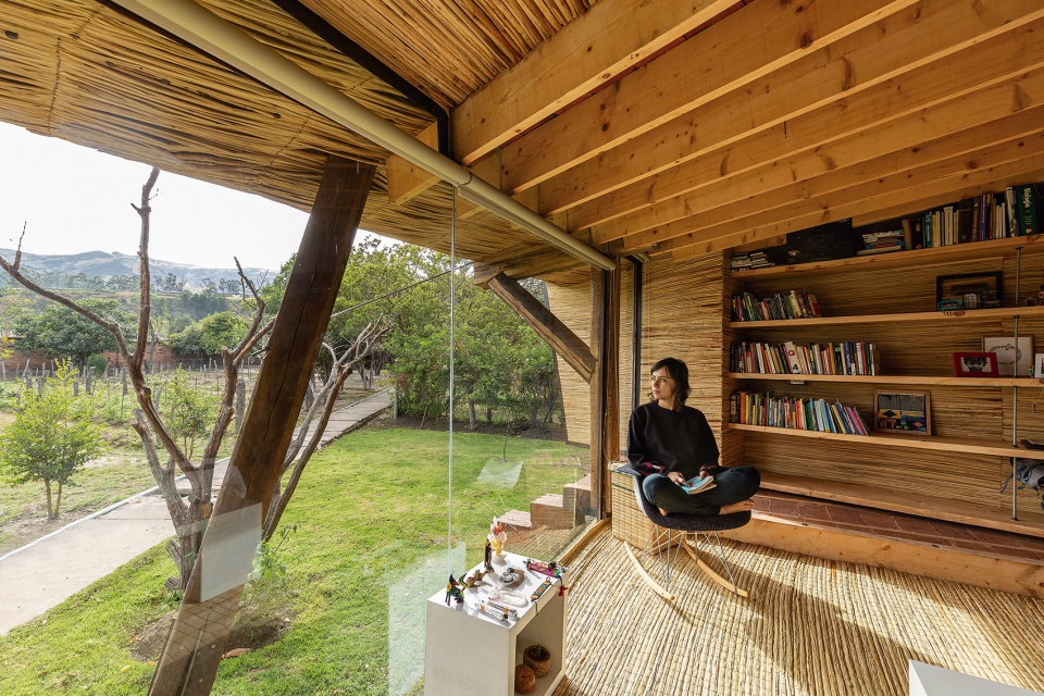 house of flying tiles by daniel moreno flores