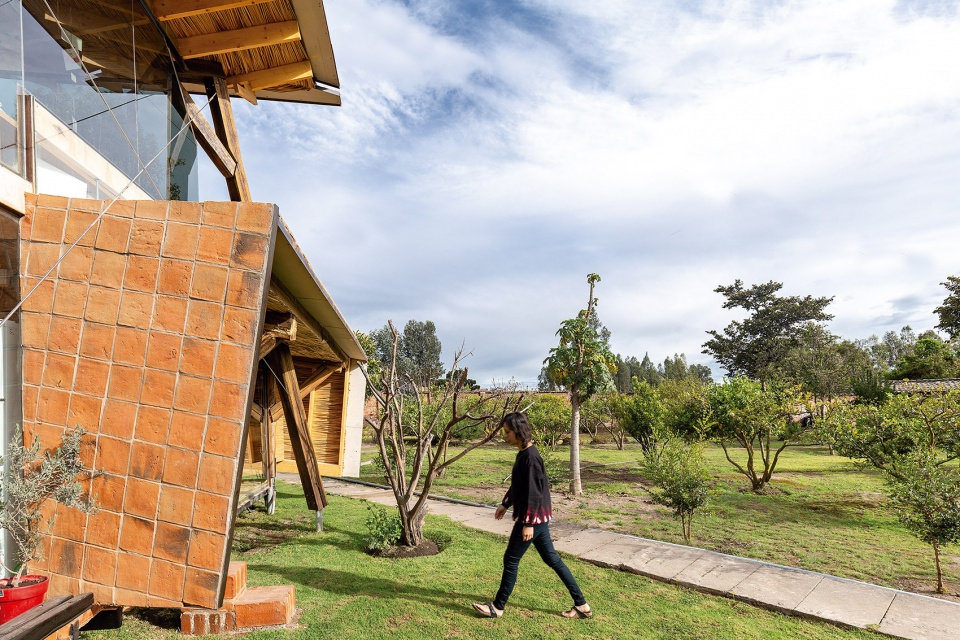 house of flying tiles by daniel moreno flores