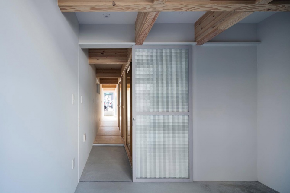 house between curb by tsudou design studio