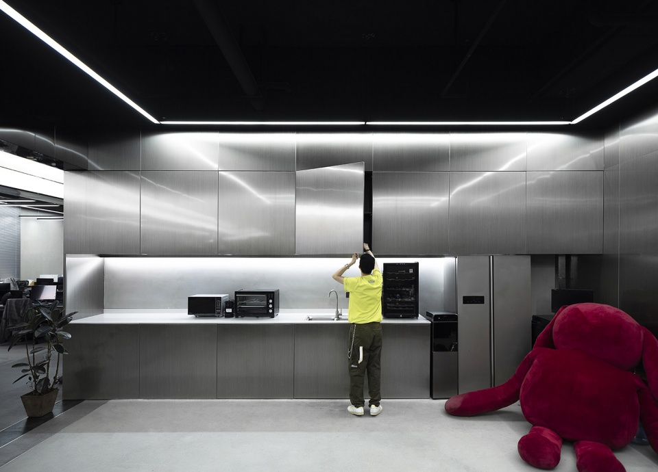 roaringwild studio china by weiweimao