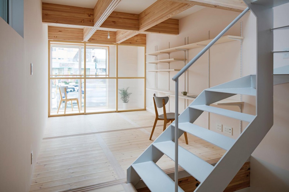 house between curb by tsudou design studio