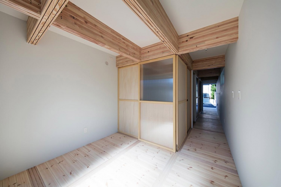 house between curb by tsudou design studio