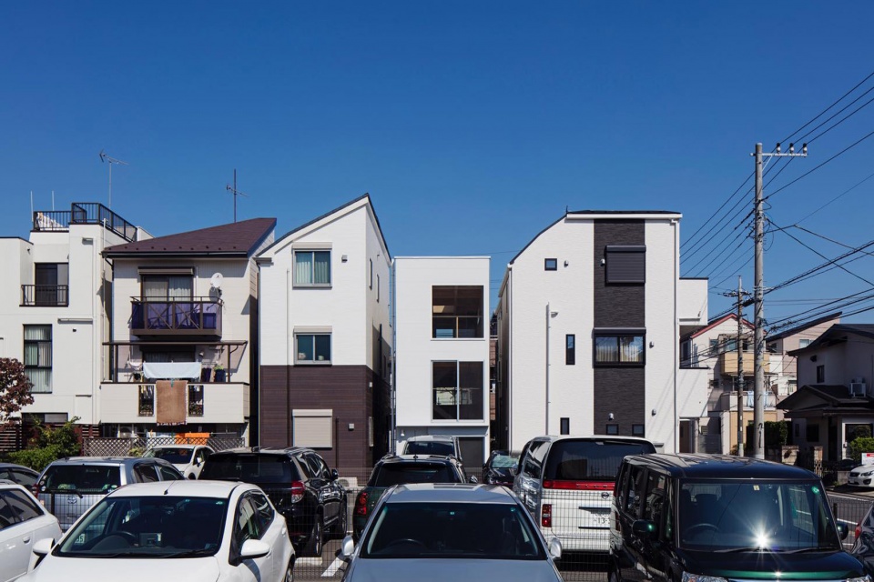 house between curb by tsudou design studio 1