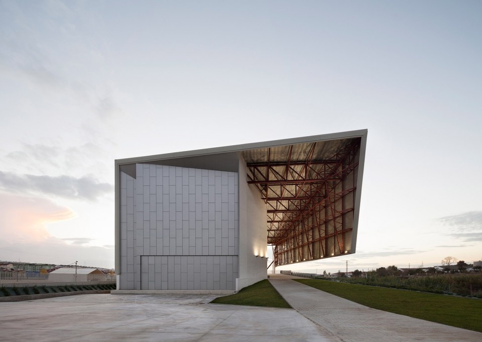 Municipal Auditorium in Lucena by MX SI architectural studio 960x681