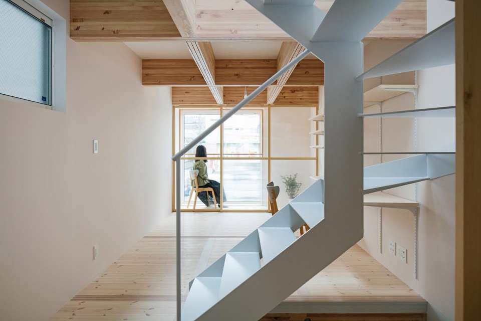 house between curb by tsudou design studio