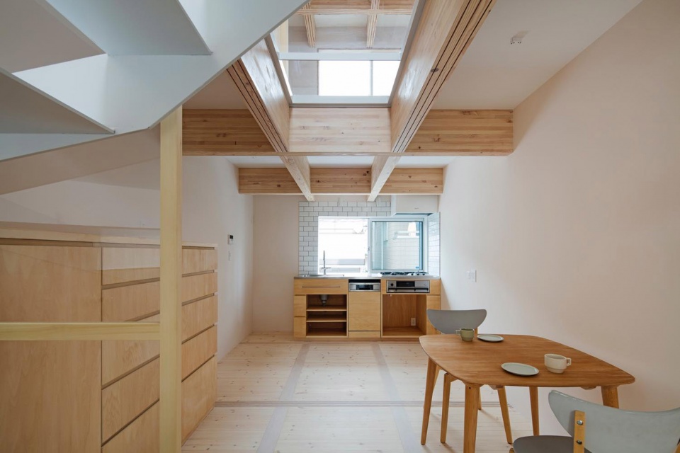 house between curb by tsudou design studio