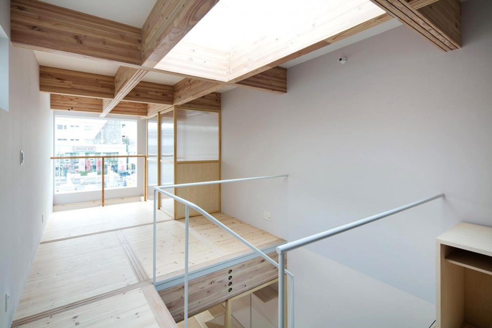 house between curb by tsudou design studio