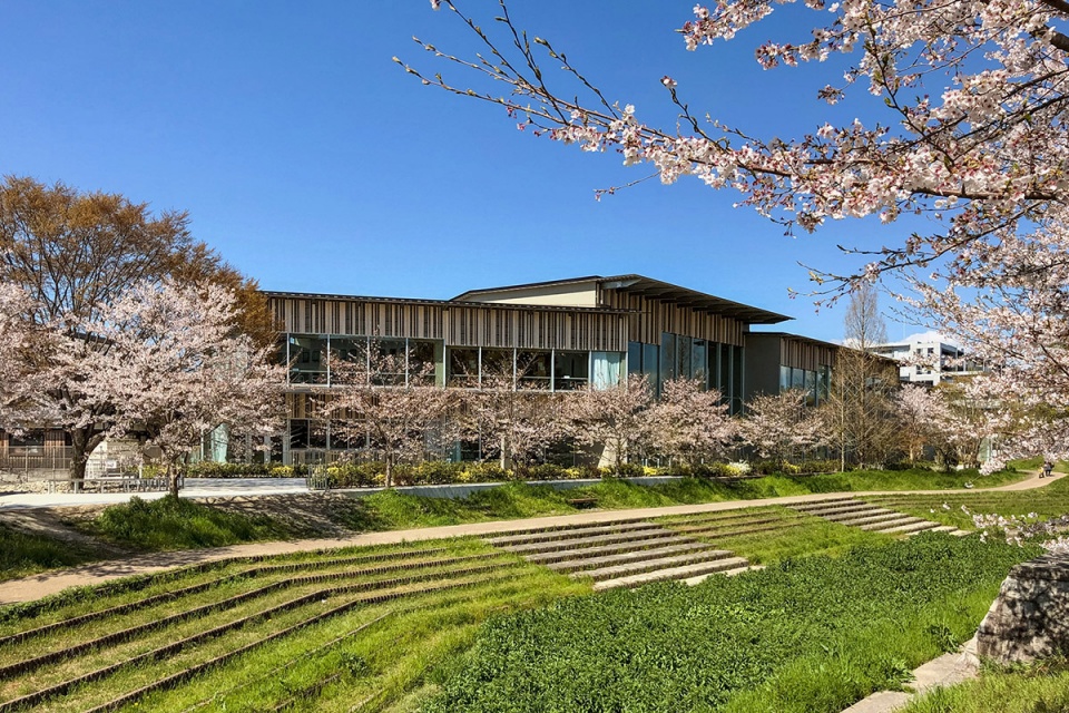 Moriyama City Library by kkaa