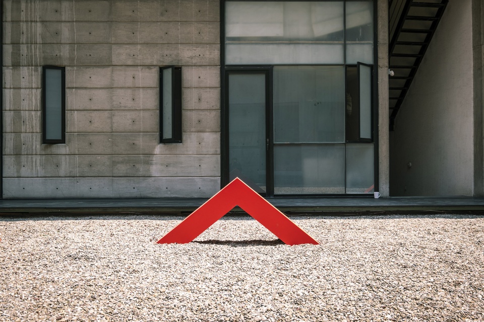 red threads by miguel de la torre architects