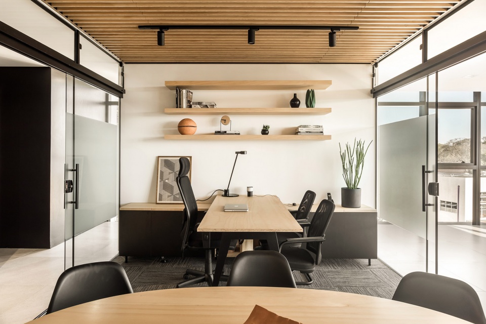 Frank Madeiras Office by Solo Arquitetos