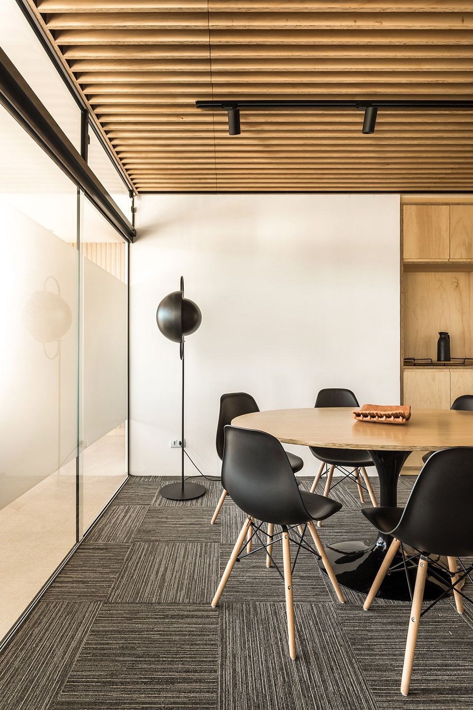 Frank Madeiras Office by Solo Arquitetos