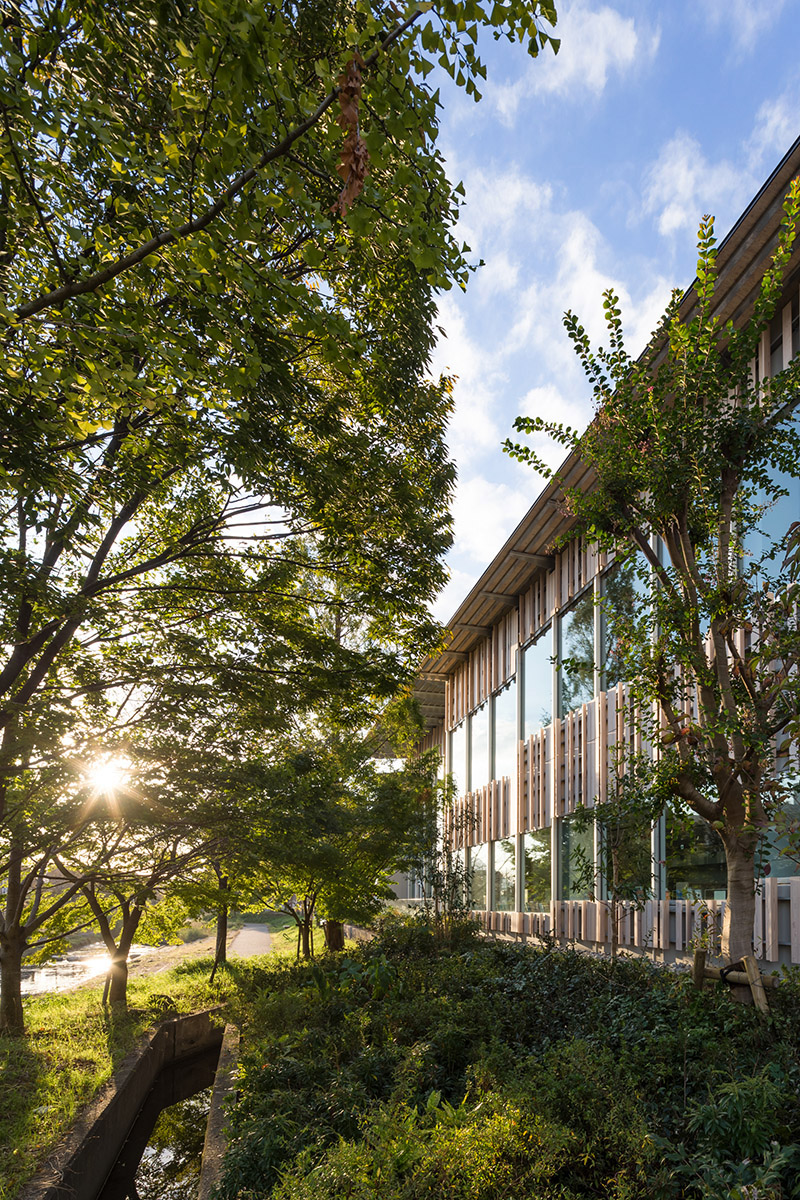 Moriyama City Library by kkaa