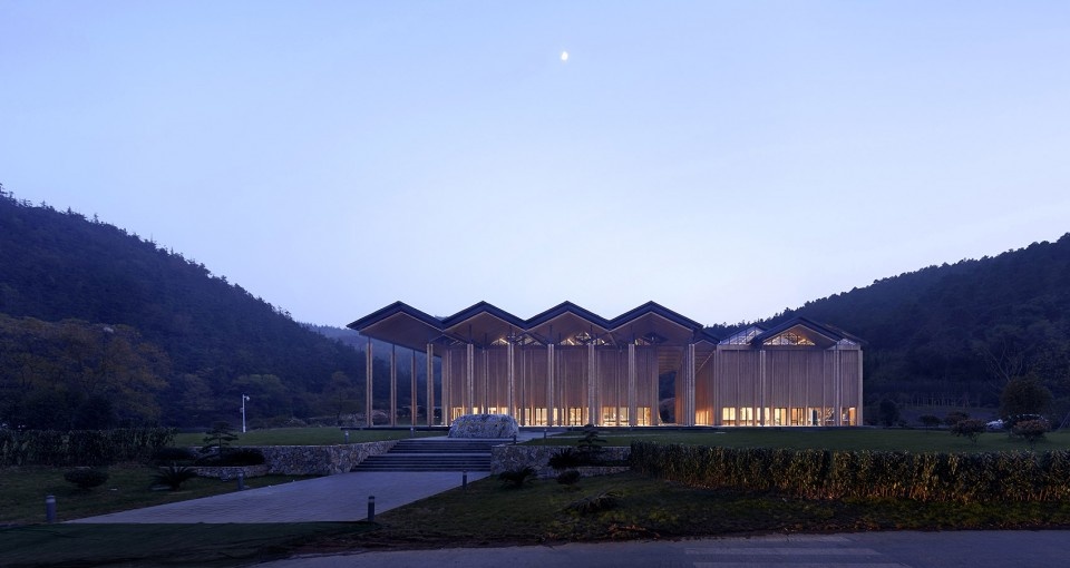 入口立面远眺 摄影:候博文 Shitang Village Internet Conference Center Jiangning China by AZL Architects 960x510