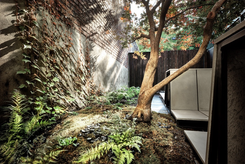 the inner courtyard by myto