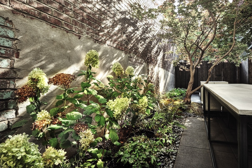the inner courtyard by myto