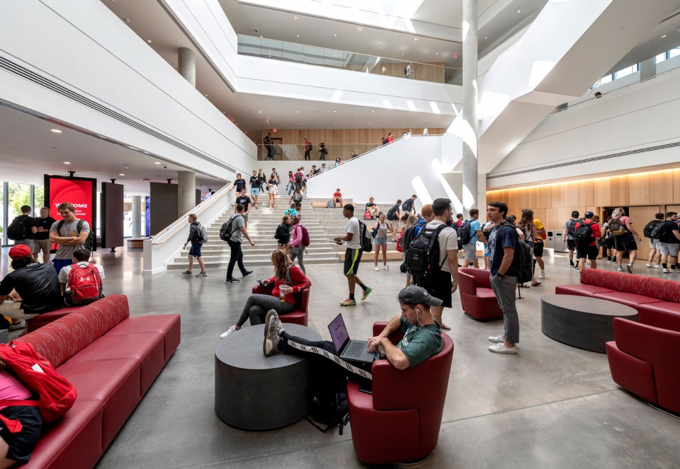 the university of cincinnatis business school by henning larsen