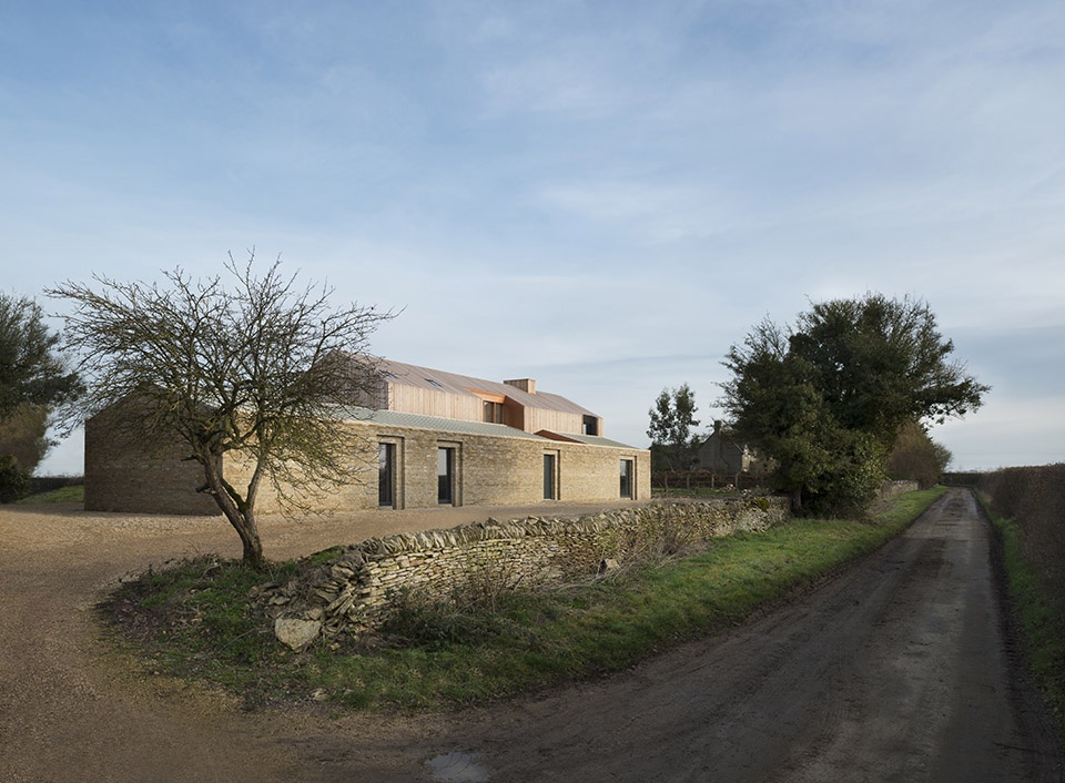 long house by bureau de change 1