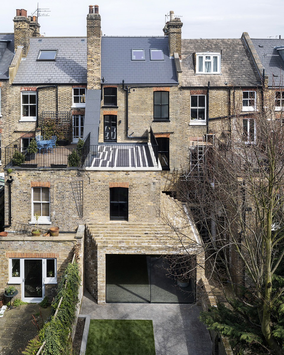 step house by bureau de change