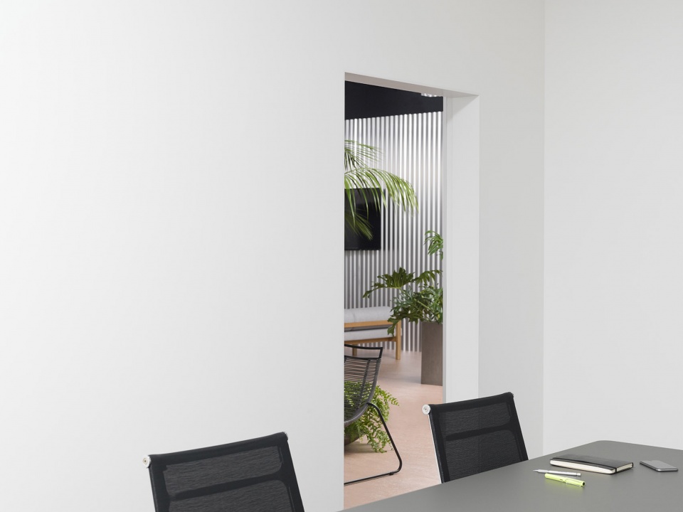 office with a patio by office shogo onodera 2id architects