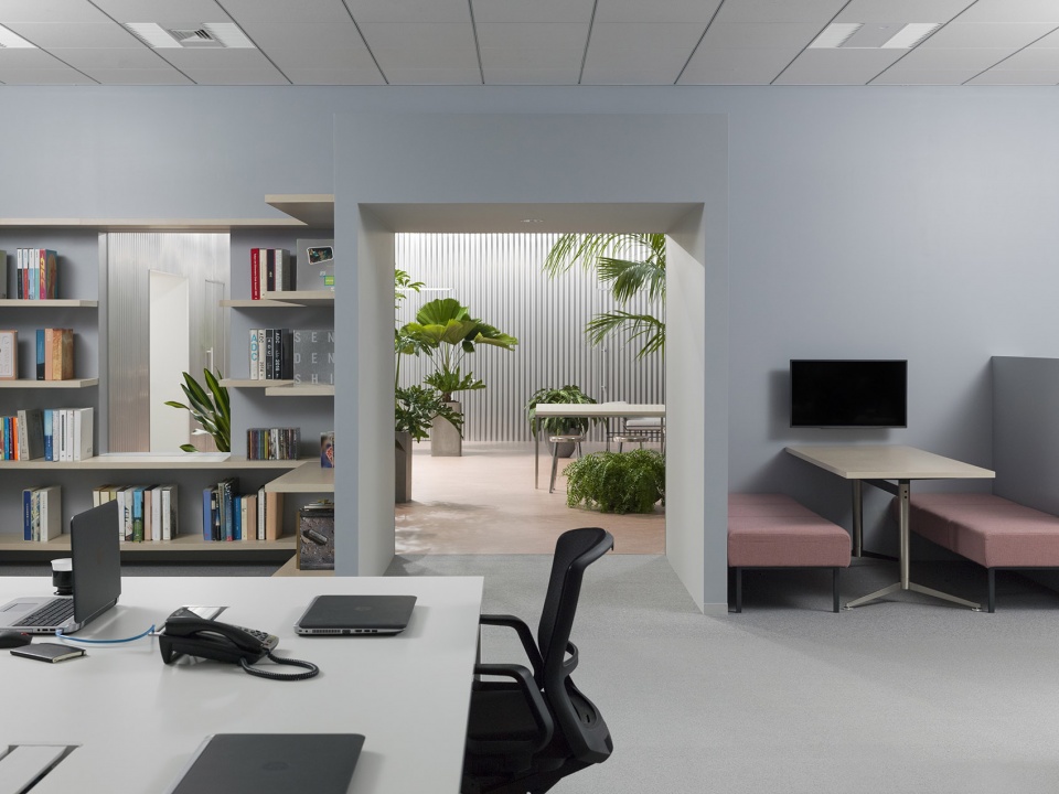 office with a patio by office shogo onodera 2id architects