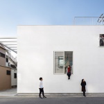 Balcony House by Takeshi Hosaka Architects