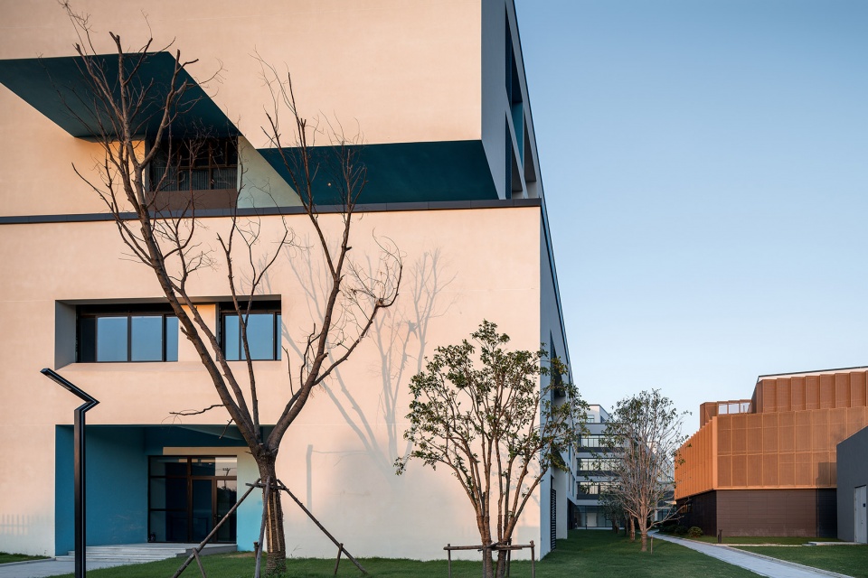 shanghai united international school qingpu campus china by tobe architects