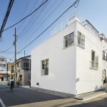 Balcony House by Takeshi Hosaka Architects
