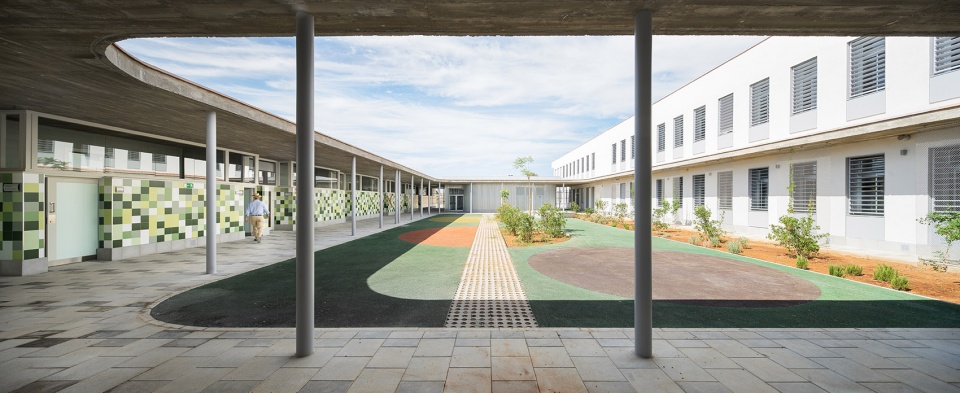 eucaliptus school by gabriel verd arquitectos