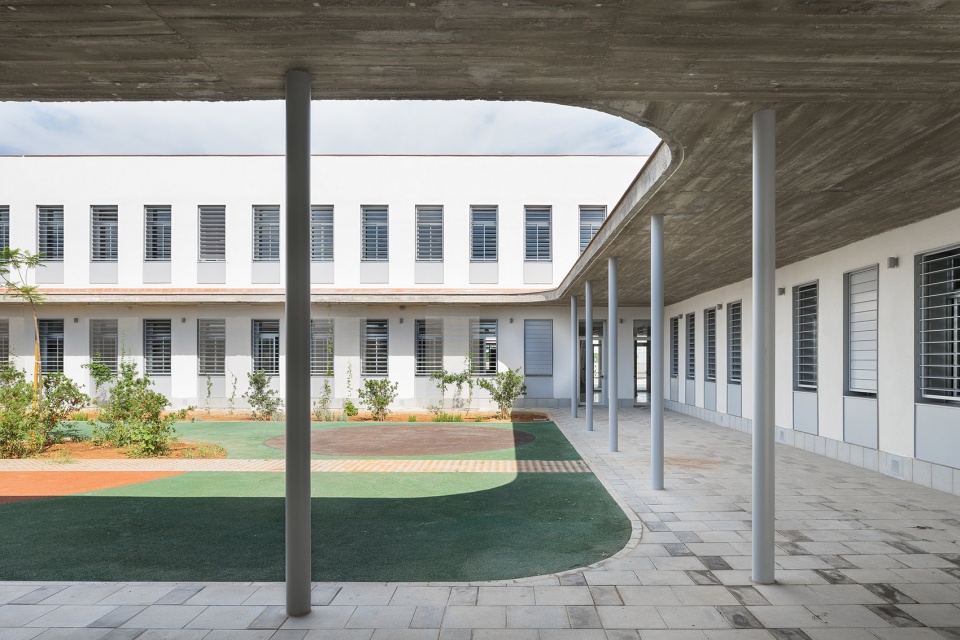 eucaliptus school by gabriel verd arquitectos