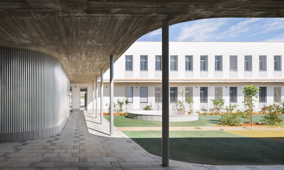 eucaliptus school by gabriel verd arquitectos