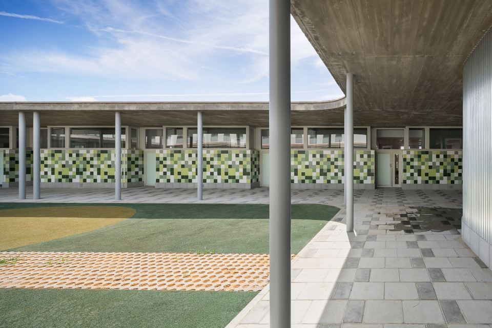 eucaliptus school by gabriel verd arquitectos
