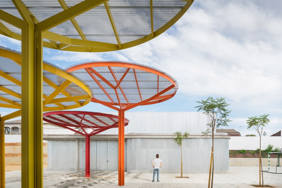 eucaliptus school by gabriel verd arquitectos