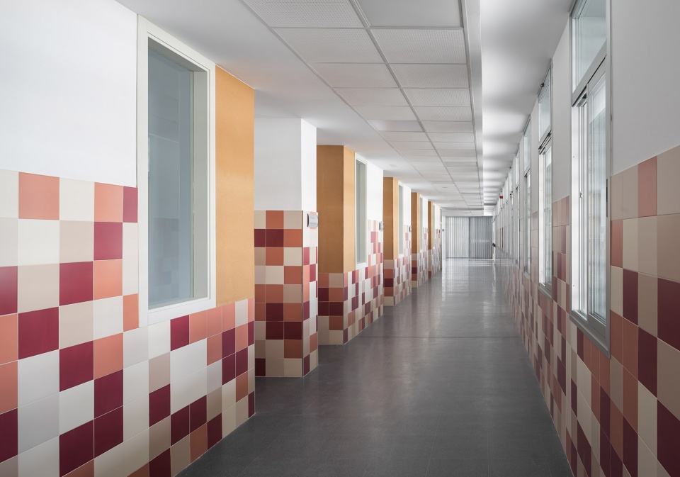 eucaliptus school by gabriel verd arquitectos