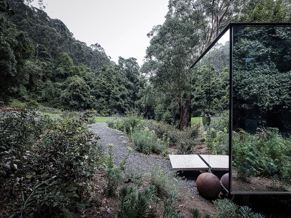 kangaroo valley outhouse by madeleine blanchfield architects