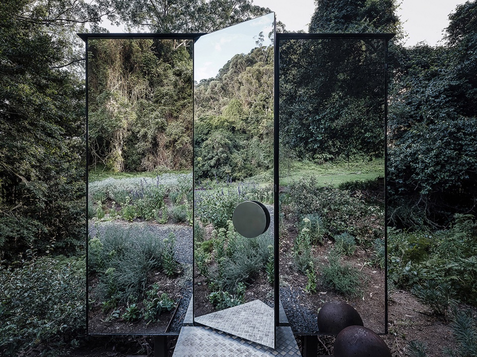 kangaroo valley outhouse by madeleine blanchfield architects