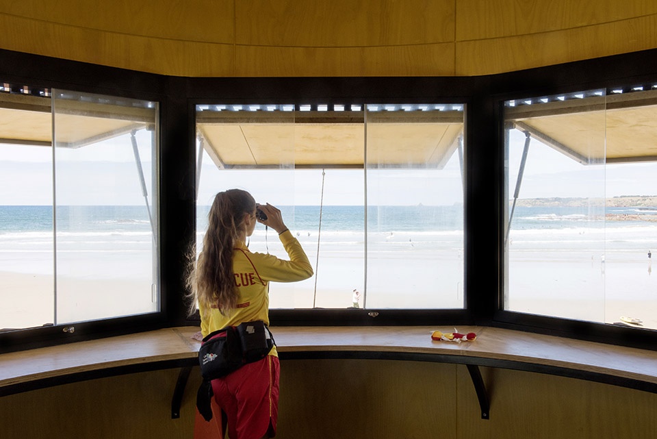 smiths beach surf life saving tower by mrtn architects